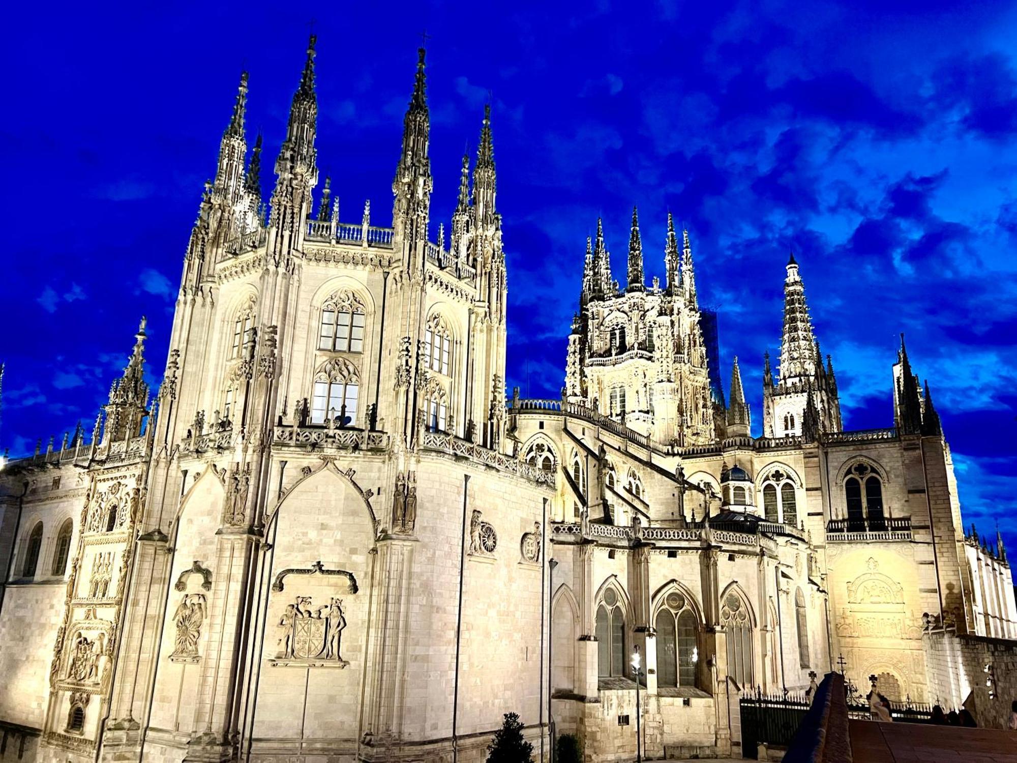 El Capricho De Claudia_ Apartamentos Burgos Catedral Bagian luar foto